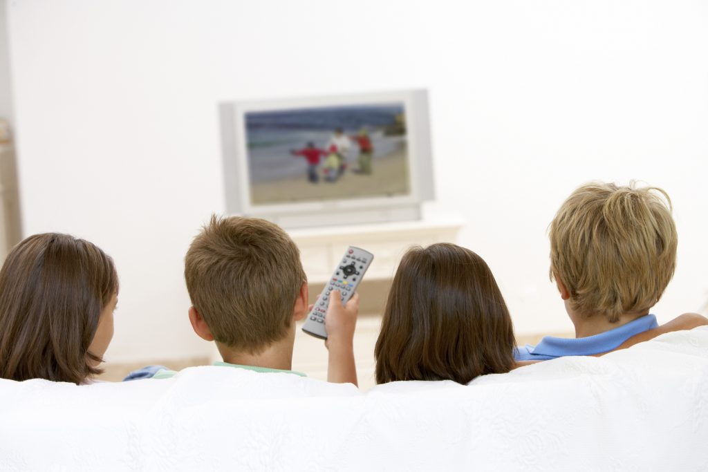 چگونه فرزند خود را از تماشای تلویزیون بازداریم؟